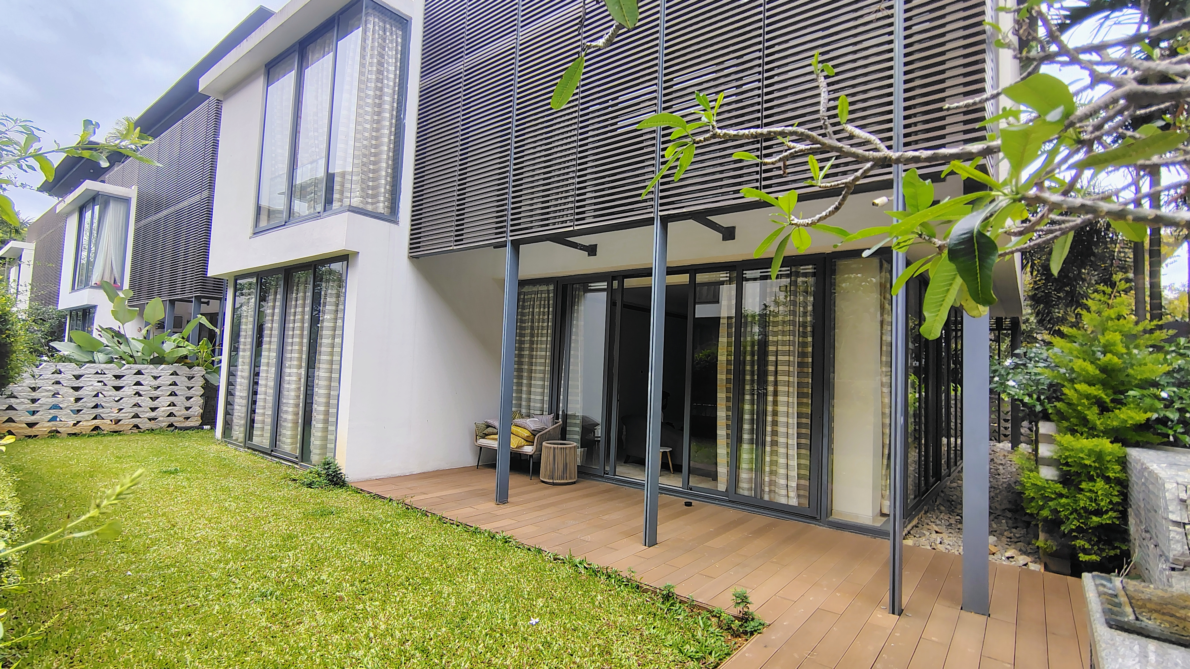 4 BHK + Pooja Room,Servant Room,Study Room,Extra Room Villa For Sale in Embassy Boulevard