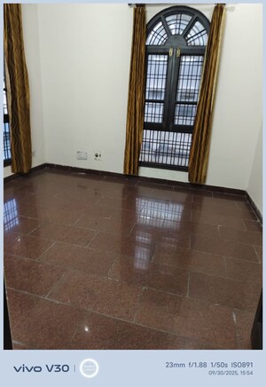 Room in 6+ BHK Independent House at Gomti Nagar – for Rent