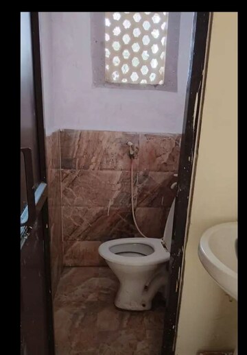 Attached Bathroom in 1 BHK Apartment at Gomti Nagar – for Rent