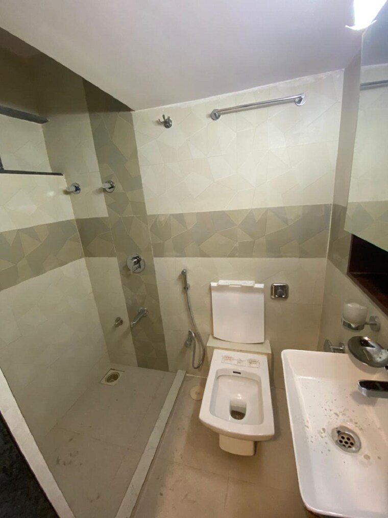 Bathroom, bandra west 1.5 Bedroom 550 Sq.Ft. Apartment In Bandra West Mumbai 9260530