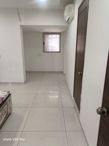 Room in 3 BHK Apartment at Alkapuri – for Rent