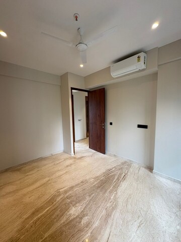 Room in 2 BHK Apartment at Santacruz West – for Rent