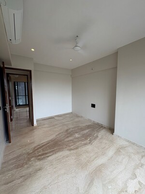 Room in 2 BHK Apartment at Santacruz West – for Rent