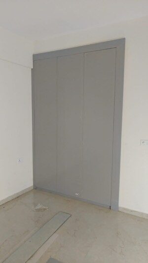 Room in 3.5 BHK Apartment at Smart World Gems, Sector 89 – for Rent