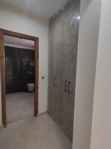 Building Lobby in 4 BHK Builder Floor at Green Fields Colony – for Sale