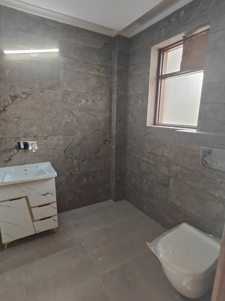Bathroom, green fields colony 4 Bedroom 450 Sq.Yd. Builder Floor In Green Fields Colony Faridabad 9260656