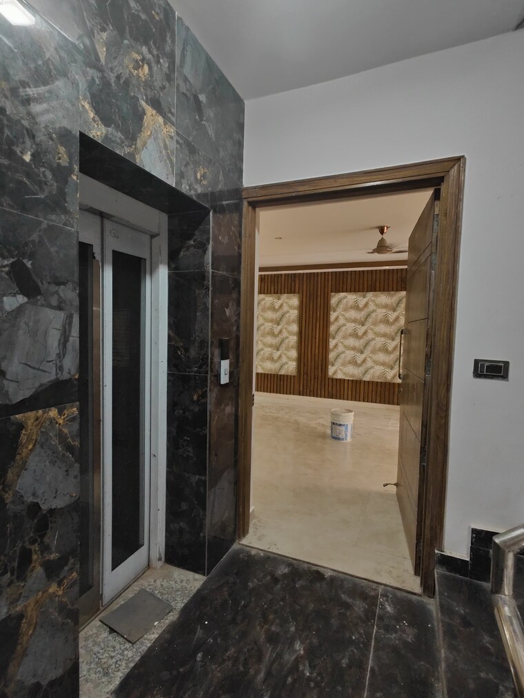 Room, green fields colony 4 Bedroom 450 Sq.Yd. Builder Floor In Green Fields Colony Faridabad 9260656