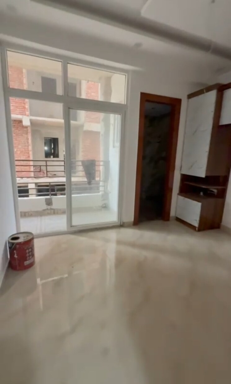 Room, sector 73 2 Bedroom 1050 Sq.Ft. Builder Floor In Sector 73 Noida 9260762