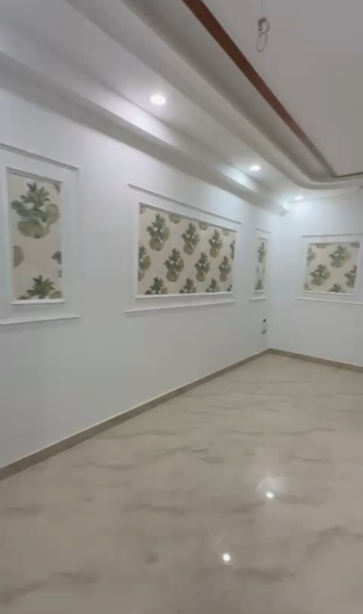 Room, sector 73 2 Bedroom 1050 Sq.Ft. Builder Floor In Sector 73 Noida 9260762