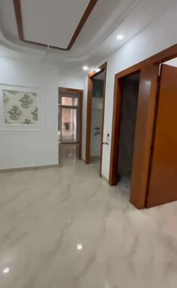 Room, sector 73 2 Bedroom 1050 Sq.Ft. Builder Floor In Sector 73 Noida 9260762