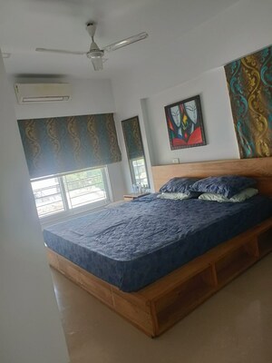 Bedroom in 2 BHK Apartment at Khar West – for Rent