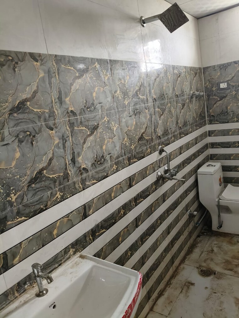 Balcony, sector 73 1.5 Bedroom 665 Sq.Ft. Builder Floor In Sector 73 Noida 9260721