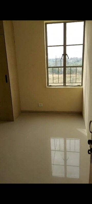 Room in 3.5 BHK Apartment at Smart World Gems, Sector 89 – for Rent