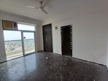 Room in 3 BHK Apartment at Amrapali Platinum, Sector 119 – for Rent