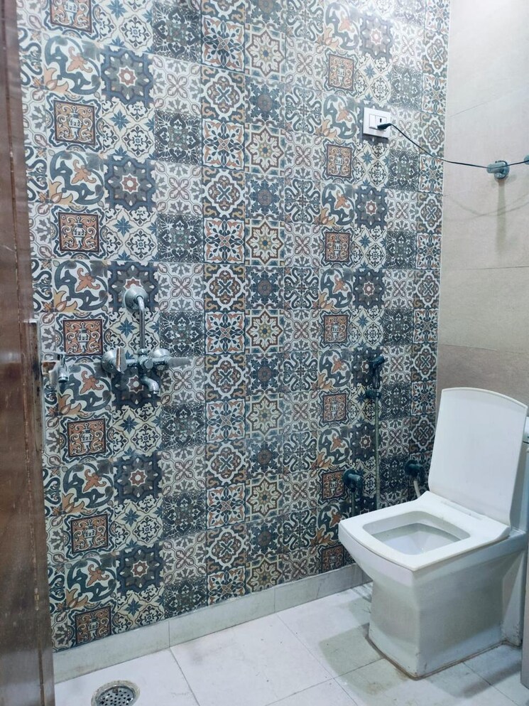 Bathroom, vaishali sector 2 2 Bedroom 968 Sq.Ft. Builder Floor In Vaishali Sector 2 Ghaziabad 9261015