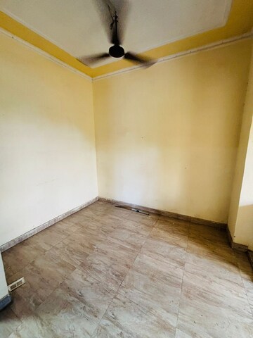 Room in 1.5 BHK Builder Floor at Sector 10a – for Rent