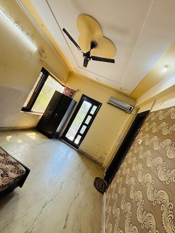 Furnished Amenities in 1.5 BHK Builder Floor at Sector 10a – for Rent