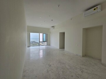 Room in 2 BHK Apartment at Piramal Aranya, Byculla – for Rent