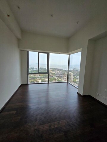 Room in 2 BHK Apartment at Piramal Aranya, Byculla – for Rent