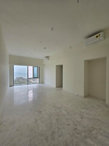 Room in 2 BHK Apartment at Piramal Aranya, Byculla – for Rent