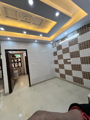 Parking in 3 BHK Builder Floor at Uttam Nagar – for Sale