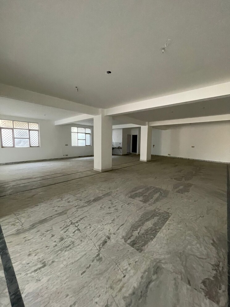  Parking, saket Commercial Office Space 2200 Sq.Ft. In Saket Delhi 9261084