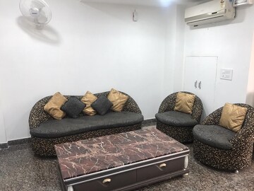 Living Room in 2 BHK Builder Floor at Ardee City, Sector 52 – for Rent