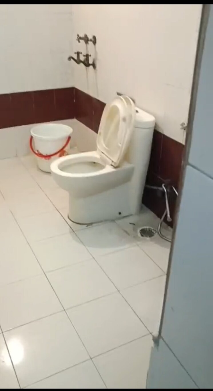 Bathroom, sector 52 1.5 Bedroom 1000 Sq.Ft. Independent House In Sector 52 Noida 9261324