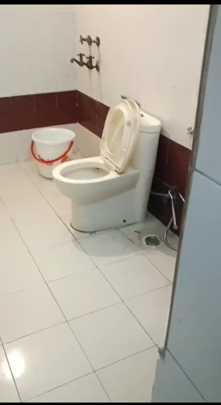 Bathroom, sector 52 1.5 Bedroom 1000 Sq.Ft. Independent House In Sector 52 Noida 9261324