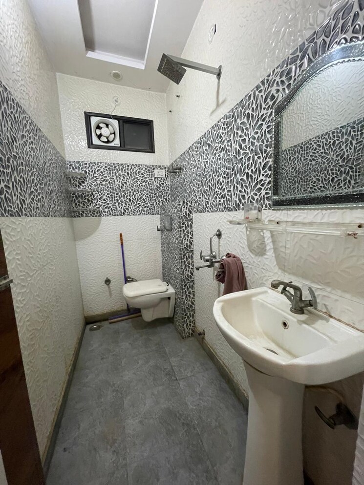 Bathroom, sector 6 dwarka 3 Bedroom 1500 Sq.Ft. Apartment In Sector 6 Dwarka Delhi 9261331