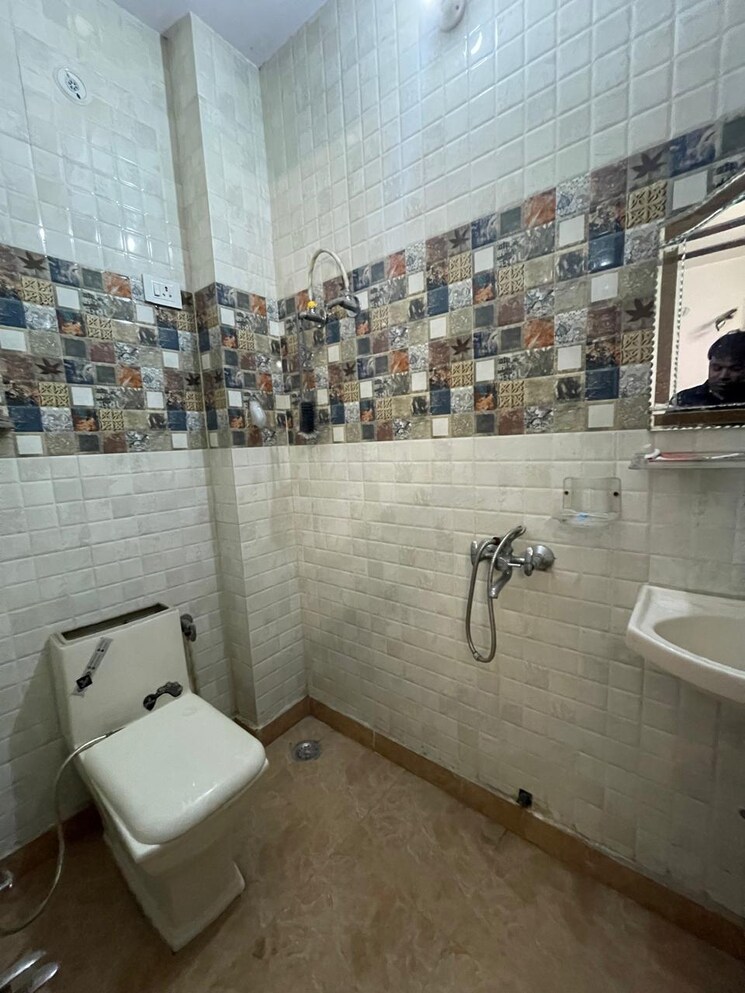 Bathroom, sector 6 dwarka 3 Bedroom 1500 Sq.Ft. Apartment In Sector 6 Dwarka Delhi 9261331