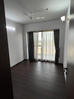 Room in 3 BHK Apartment at Conscient Heritage Max, Sector 102 – for Rent