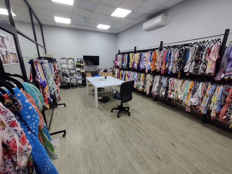  Parking, sunshine-plaza Commercial Office Space in IT/SEZ 1000 Sq.Ft. In Dadar East Mumbai 9261456