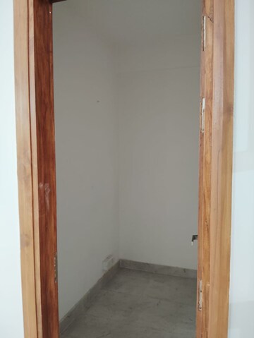 Room in 2 BHK Apartment at Gaurs Cascades, Raj Nagar Extension – for Rent