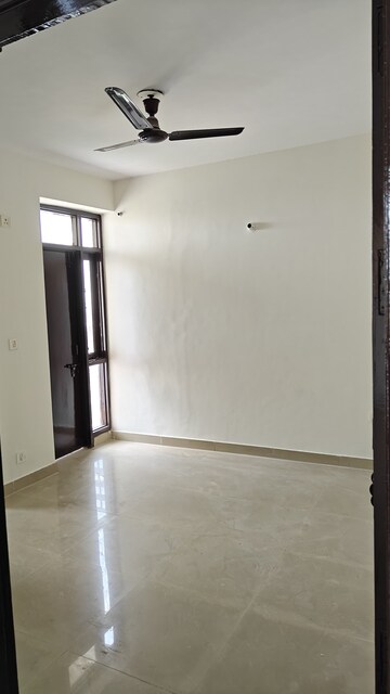 Room in 2 BHK Apartment at RAS Palm Residency, Sector 76 – for Sale