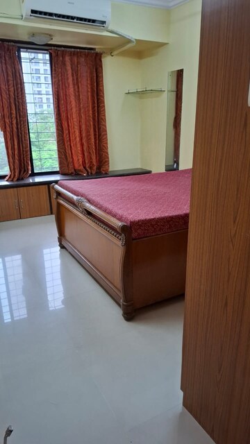 Room in 3 BHK Apartment at Vasant Valley Complex, Malad East – for Rent