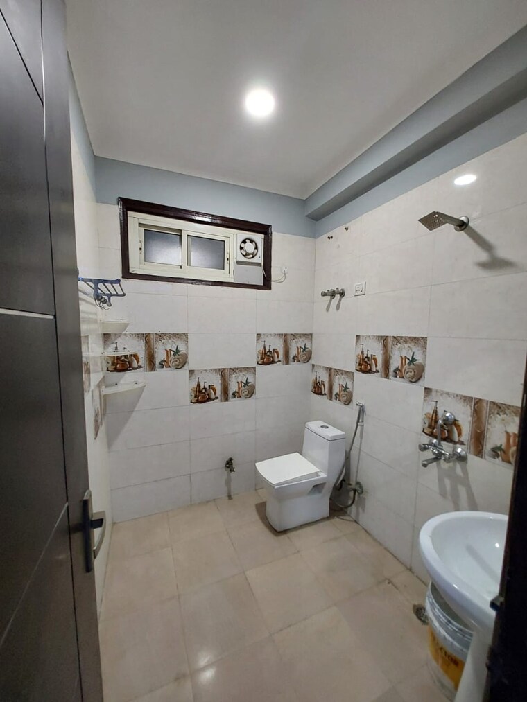 Attached Bathroom, chattarpur 3 Bedroom 1400 Sq.Ft. Apartment In Chattarpur Delhi 9261542