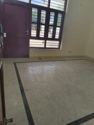 Room in 2.5 BHK Builder Floor at Sector 38 – for Rent