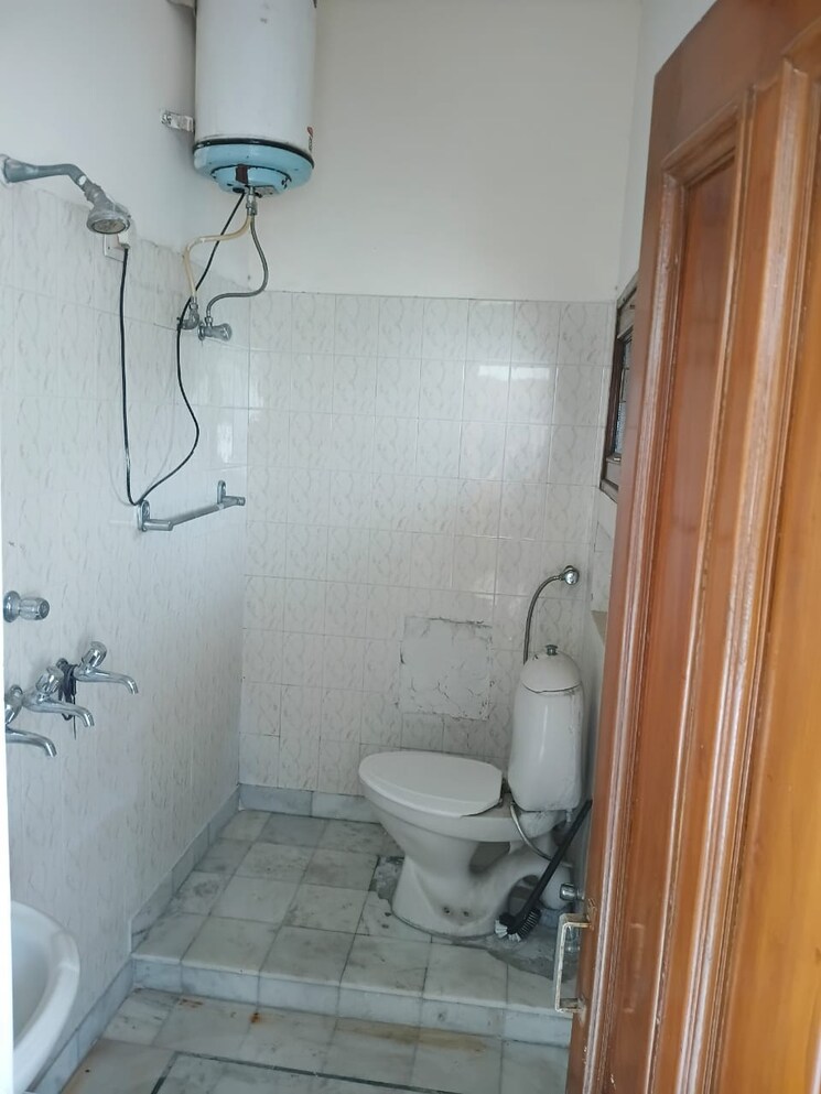 Bathroom, sector 17 2 Bedroom 1700 Sq.Ft. Independent House In Sector 17 Panchkula 9261553