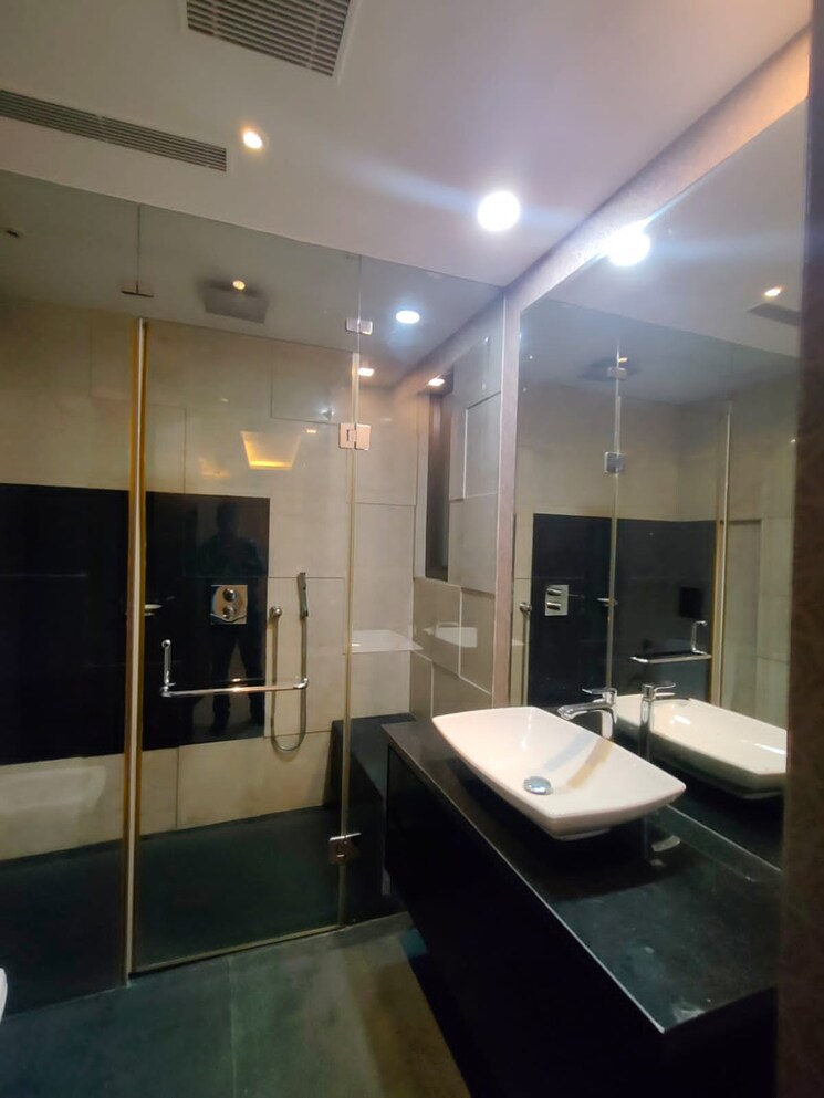 Bathroom, safdarjung enclave 4 Bedroom 300 Sq.Yd. Builder Floor In Safdarjung Enclave Delhi 9261561