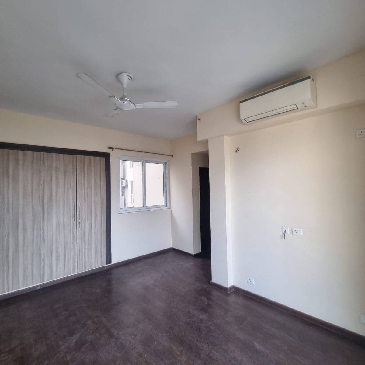 3 BHK + Servant Room Apartment For Rent in Paras Irene