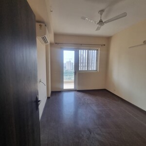 Room in 3 BHK Apartment at Paras Irene, Sector 70a – for Rent