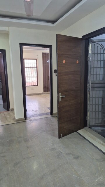 Room in 3 BHK Builder Floor at Green Fields Colony – for Rent