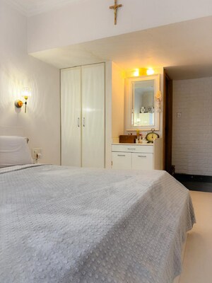 Room in 2 BHK Apartment at Bandra West – for Rent