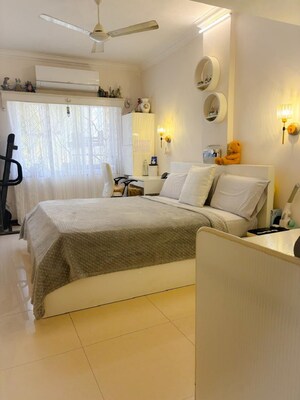 Bedroom in 2 BHK Apartment at Bandra West – for Rent