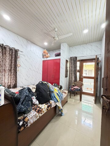 Bedroom in 2 BHK Apartment at Gomti Nagar – for Rent