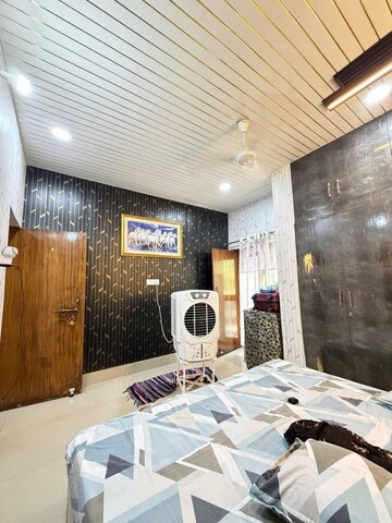 Bedroom in 2 BHK Apartment at Gomti Nagar – for Rent