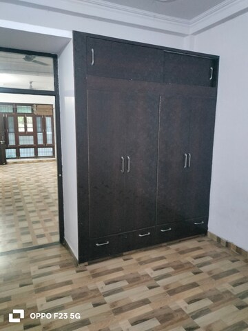 Room in 2 BHK Builder Floor at Gomti Nagar – for Rent