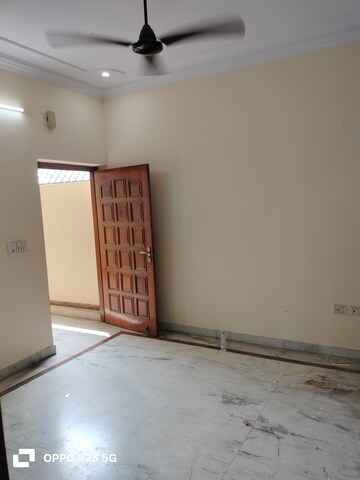 Room in 2 BHK Builder Floor at Gomti Nagar – for Rent