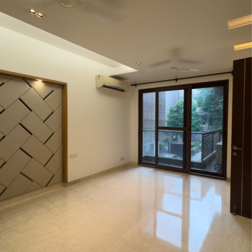 Room in 3 BHK Builder Floor at Defence Colony – for Rent